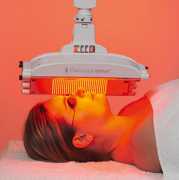 OMNILUX Light Therapy - Illustration of a woman getting the treatment